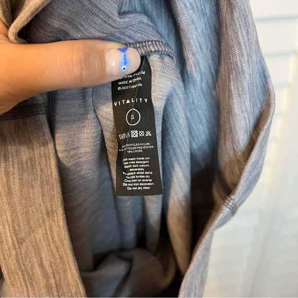 Sleek Gray V-Waist Leggings - Picture 7 of 7